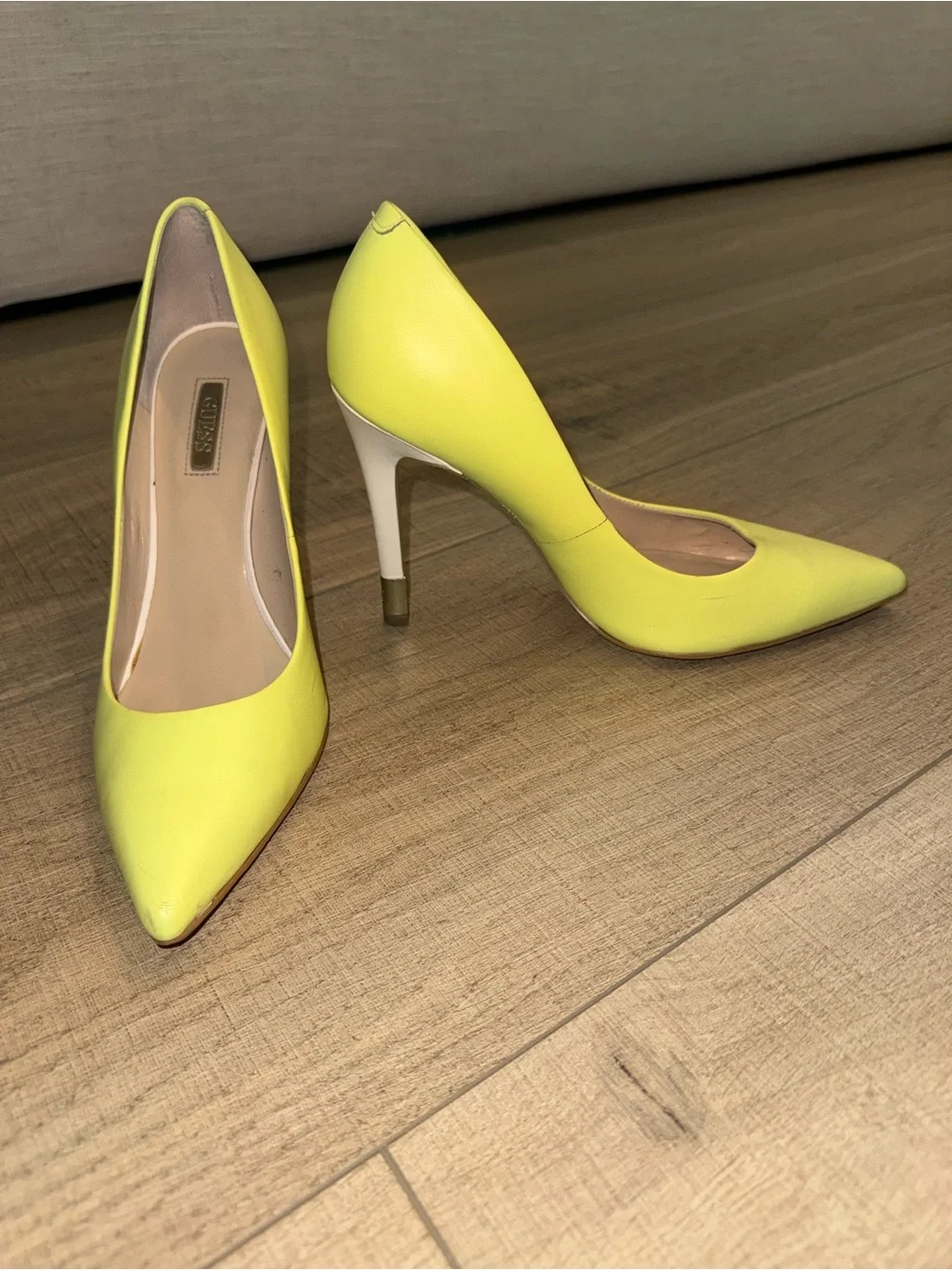 Guess yellow Stiletto Pumps